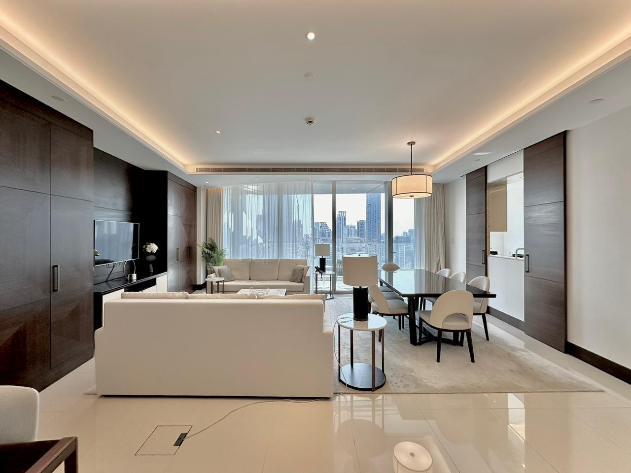 Vă propunem spre achiziție un apartament cu 4 camere situat central cu vedere la celebrul Burj Kalifa.